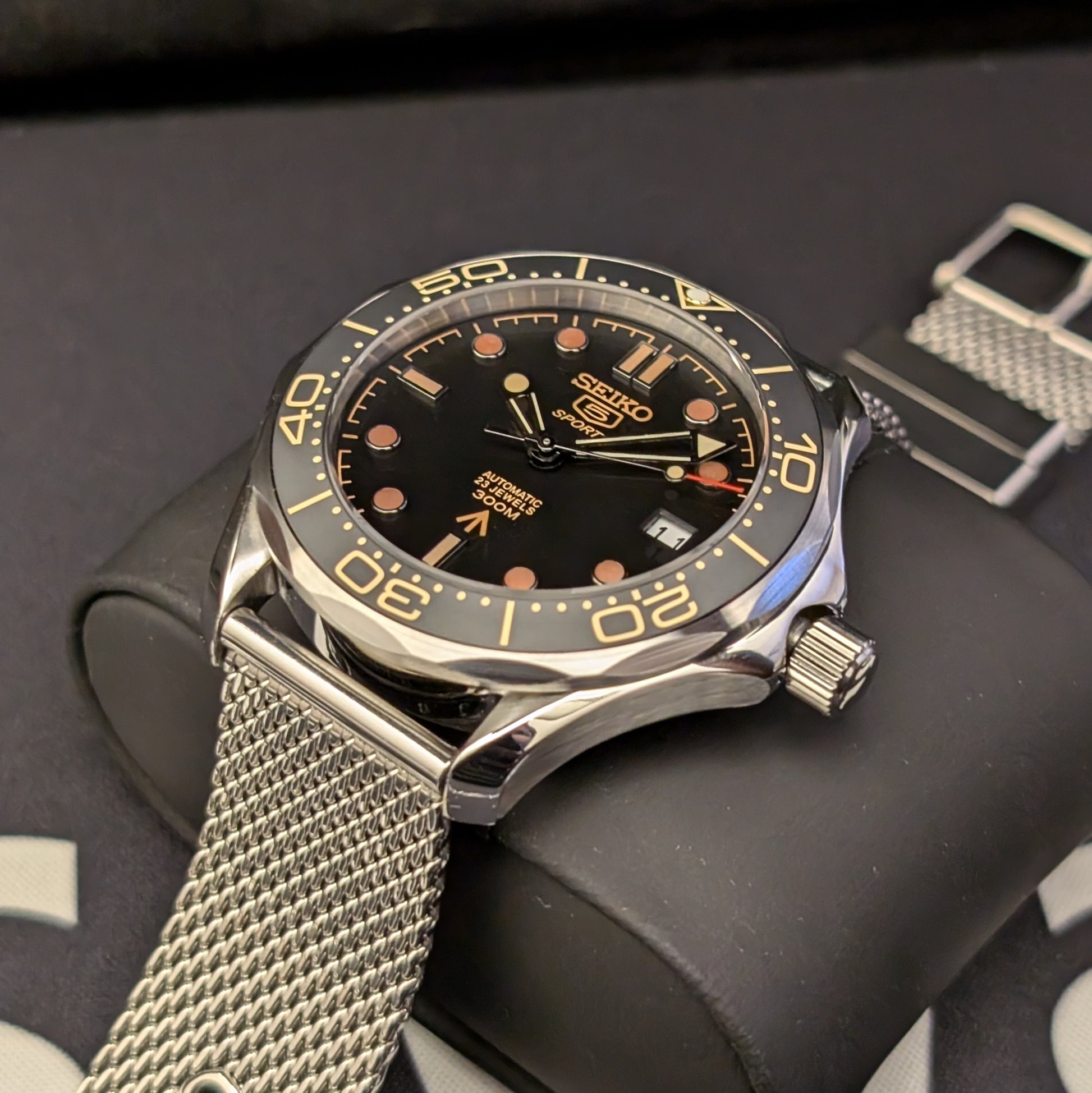 Seamaster SMP300 James Bond Classic Homage - PS Watch Mods
