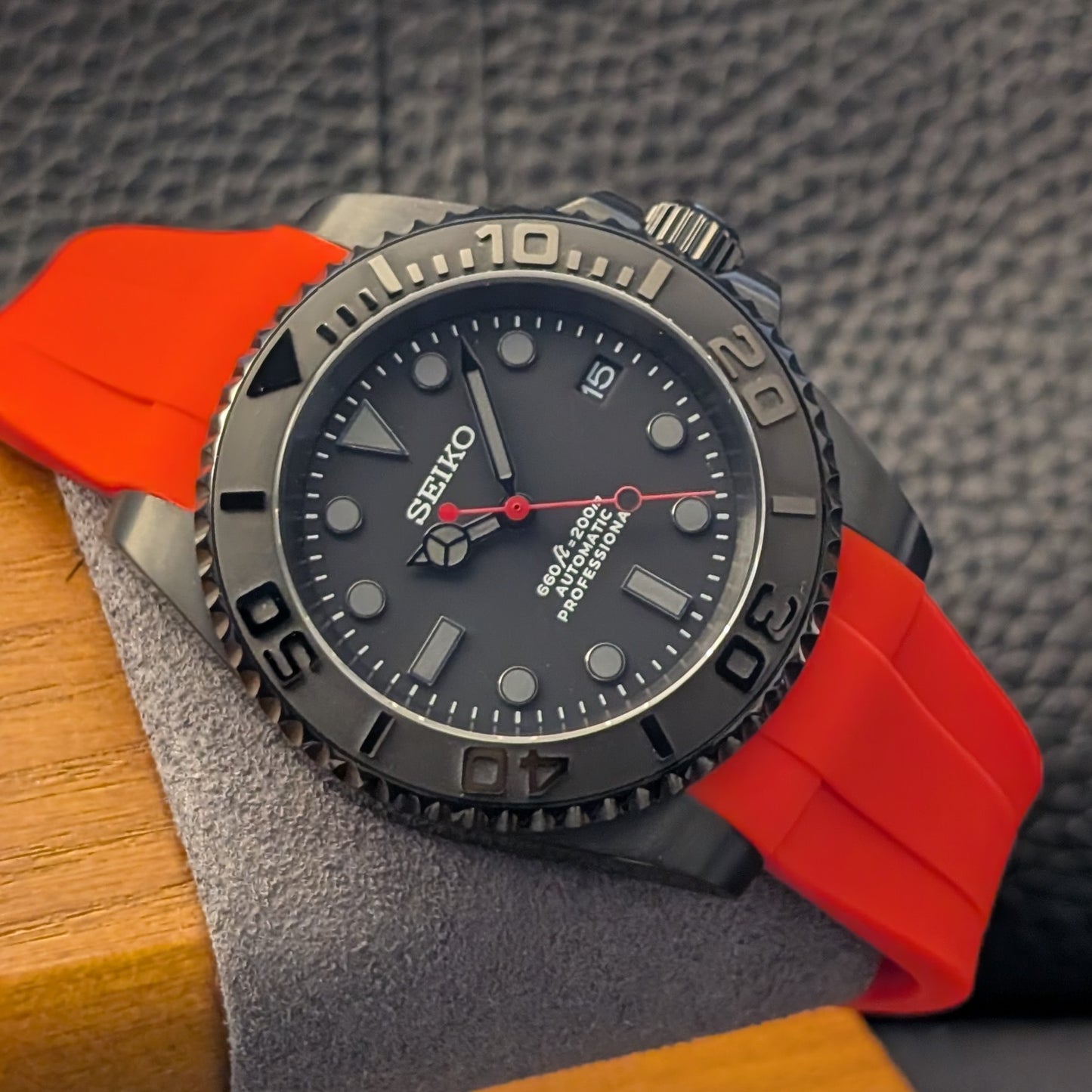 Dark Knight Redline – Automatic Seiko Mod